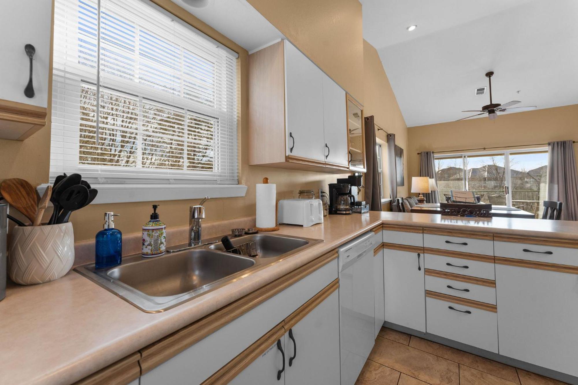 Cozy Top Floor 2Br Condo With View And Amenities!! Бренсон Екстер'єр фото